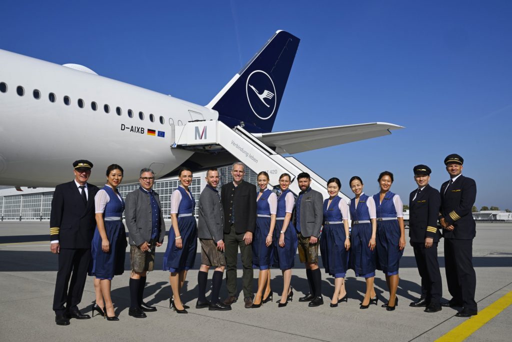 mittig: Carsten Hoffmann, Leiter Cabin Crews München, Lufthansa Airlines