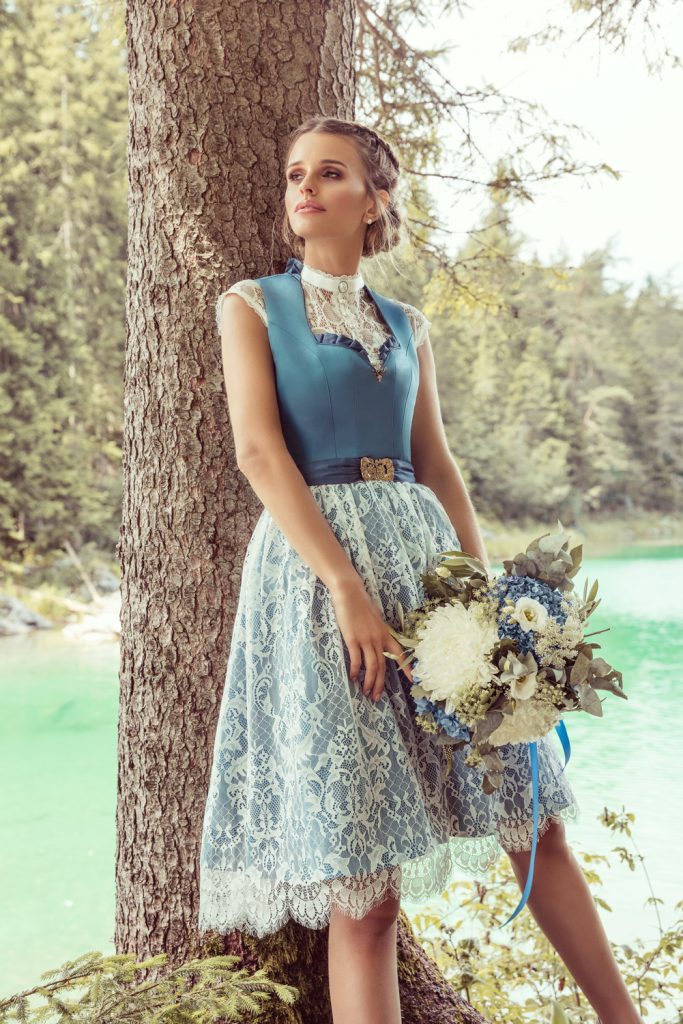 Dirndl Bleu Pigeon mit Brautspitzenüberrock